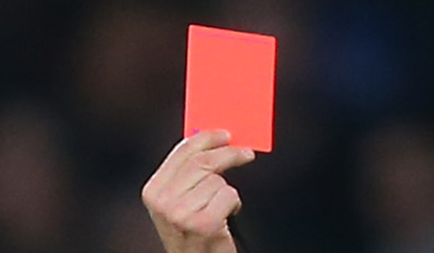 Eine rote Karte wurde dem argentinischen Schiedsrichter zum Verhängnis.