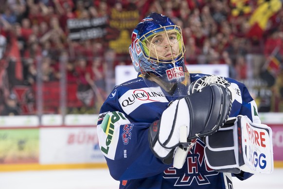 Biels Goalie Jonas Hiller, reagiert nach der Niederlage (1-3) im vierten Eishockey Playoff-Viertelfinalspiel der National League A zwischen dem SC Bern und dem EHC Biel am, am Samstag, 11. Maerz 2017, ...