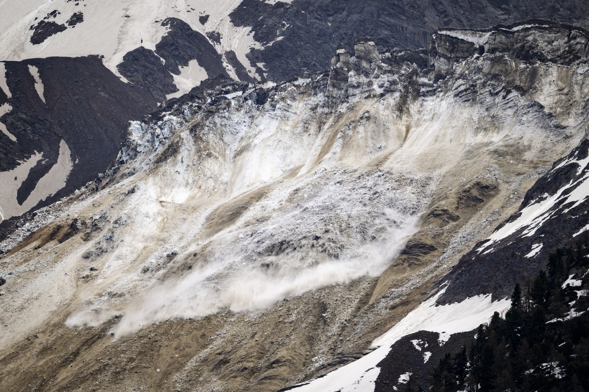 KEYPIX - Une vue montre des blocs de glace qui se detachent du glacier du Birch au-dessus de Blatten le mercredi 28 mai 2025 depuis un alpage au-dessus de Wiler. Plusieurs avalanches avec des debris d ...