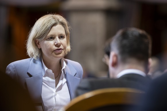 Esther Friedli, SVP-SG, diskutiert mit einem Ratskollegen, an der Fruehjahrssession der Eidgenoessischen Raete, am Montag, 3. Maerz 2025 im Staenderat in Bern. (KEYSTONE/Alessandro della Valle)