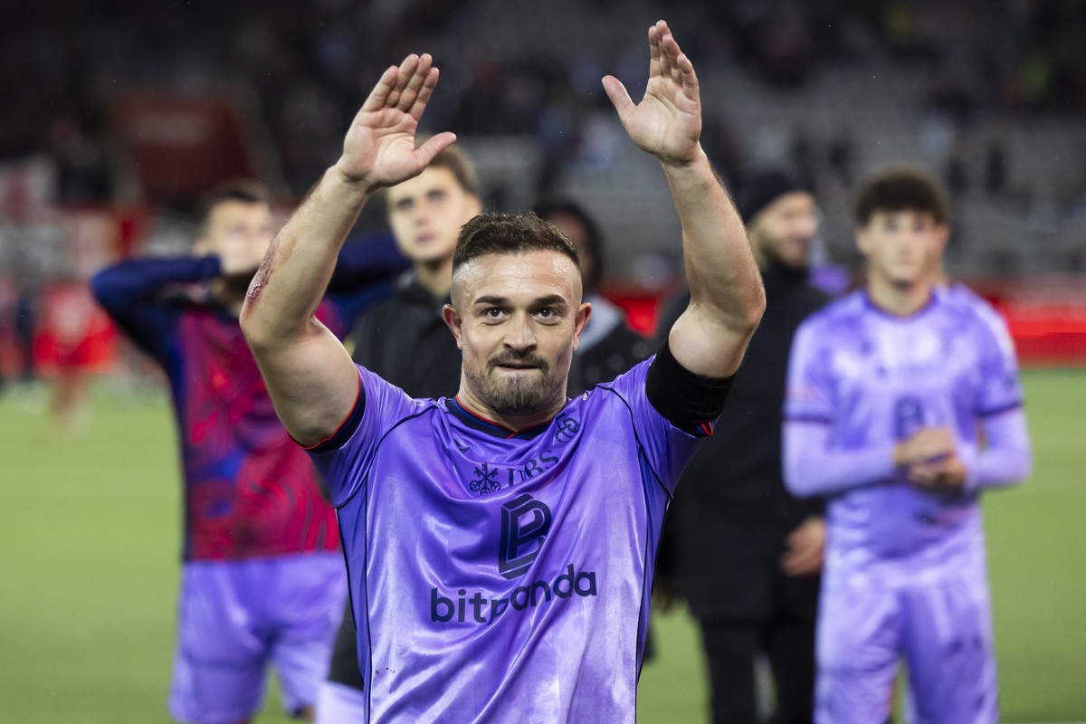 Xherdan Shaqiri (FCB) feiert mit den Fans nach dem Sieg im Super League Spiel zwischen dem FC Thun und dem FC Basel, am Samstag, 13. September 2025 in der Stockhorn Arena in Thun. (KEYSTONE/Peter Klau ...