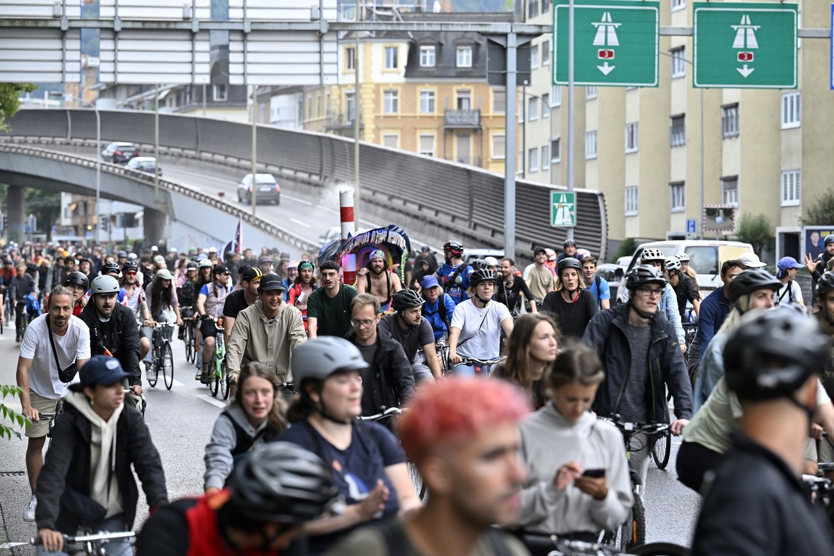 Teilnehmerinnen und Teilnehmer am Critical Mass in Zuerich am Freitag, 28. Juli 2023. (KEYSTONE/Walter Bieri)