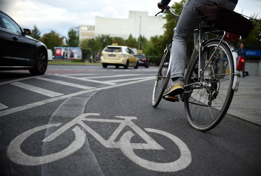 ARCHIV - Ein Fahrradfahrer fährt am 09.09.2015 in Berlin über den Radweg am Moritzplatz. Der rot-rot-grüne Koalitionsvertrag hat die Berliner Fahrrad-Fans jubeln lassen. (zu dpa &quot;Fahrrad-Volksent ...