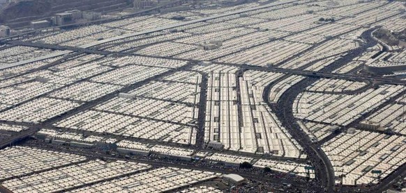 Joko und Klaas zeigen in 15 Minuten, wie dramatisch die Situation in Moria wirklich ist
Das ist Mina, 8km von Mekka in Saudi-Arabien entfernt. 3 Mio vollklimatisierte, leere Pilgerzelte auf 20km².