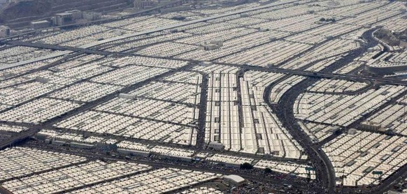 Joko und Klaas zeigen in 15 Minuten, wie dramatisch die Situation in Moria wirklich ist
Das ist Mina, 8km von Mekka in Saudi-Arabien entfernt. 3 Mio vollklimatisierte, leere Pilgerzelte auf 20kmÂ².