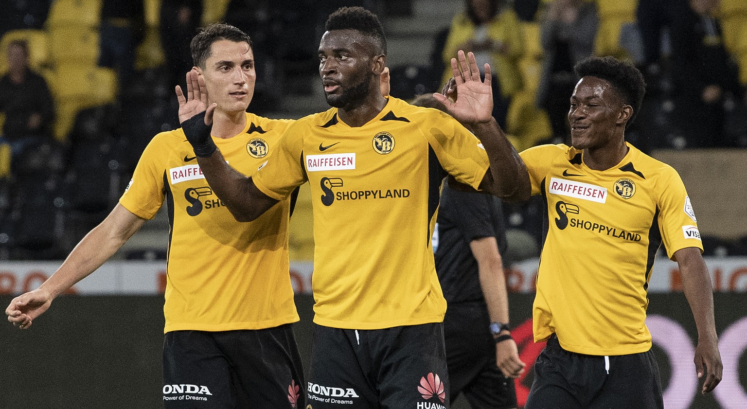 YBs Nicolas Buergy, Jean-Pierre Nsame und Felix Mambimbi, von links, feiern den Treffer zum 4:2 im Fussball Meisterschaftsspiel der Super League zwischen den Berner Young Boys und Servette FC, am Mitt ...