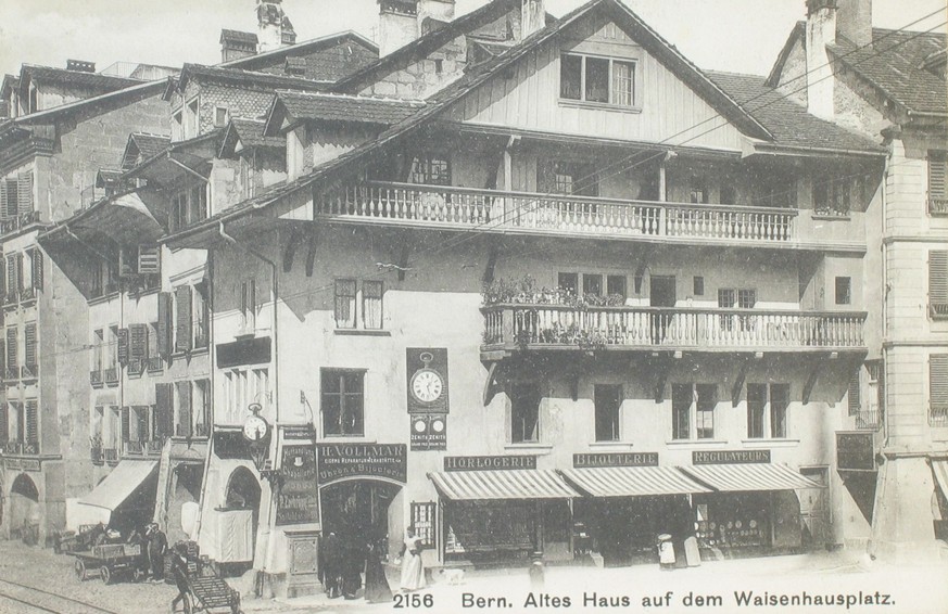 1899: Altes Haus auf dem Waisenhauplatz.