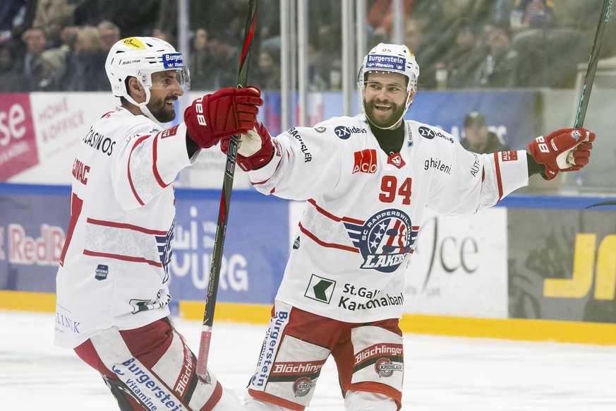Igor Jelovac (SCRJ), links, und Sandro Zangger (SCRJ), rechts, jubelt nach ein Tor zum 2-1 von Jonas Taibel (SCRJ), im funften Playoff-Viertelfinalspiel der National League zwischen dem HC Fribourg Go ...