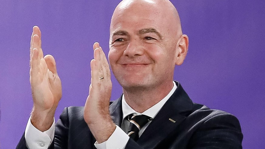 IMAGO / NurPhoto

FIFA Beach Soccer World Cup 2021: Prize-giving FIFA President Gianni Infantino greets the audience during the prize-giving ceremony of the FIFA Beach Soccer World Cup Russia 2021 on  ...