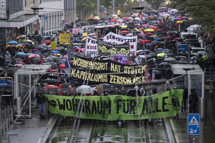 Stadtbewohner demonstrieren gegen die steigenden Wohnkosten und die zunehmende Gentrifizierung, am Samstag, 4. November 2023 in Zuerich. (KEYSTONE/Ennio Leanza)