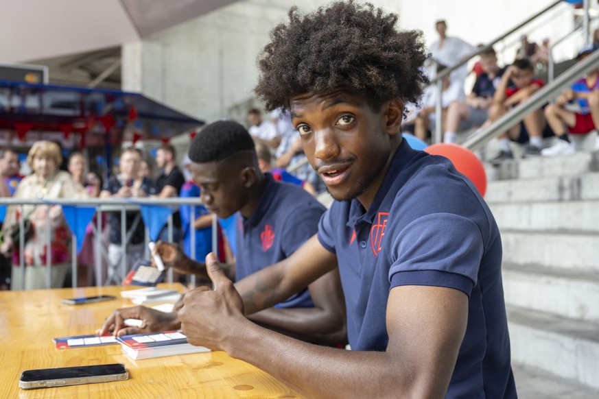 Basels Andy Pelmard schreibt Autogramme bei der Wiedereroeffnung des FCB-Fanshops in Basel, am Donnerstag, 14. Juli 2022. (KEYSTONE/Georgios Kefalas).