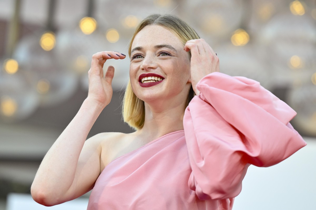 epa12357718 Swiss actor Luna Wedler arrives for the closing and awards ceremony of the 82nd annual Venice International Film Festival, in Venice, Italy, 06 September 2025. EPA/ETTORE FERRARI