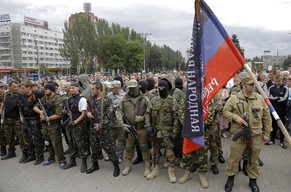 Prorussische Separatisten versammeln sich nach dem Ausruf der Waffenruhe durch Poroschenko.&nbsp;