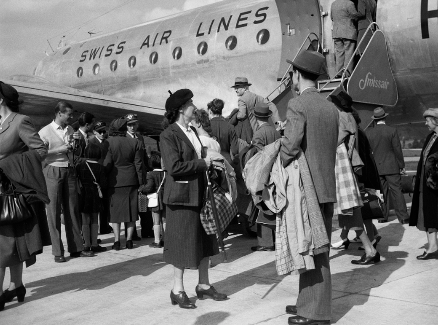 1948 hob die «Swiss Air Lines» zum ersten Mal ab. Hier Passagiere beim Einstieg in eine Douglas DC-4 in Zürich-Kloten.