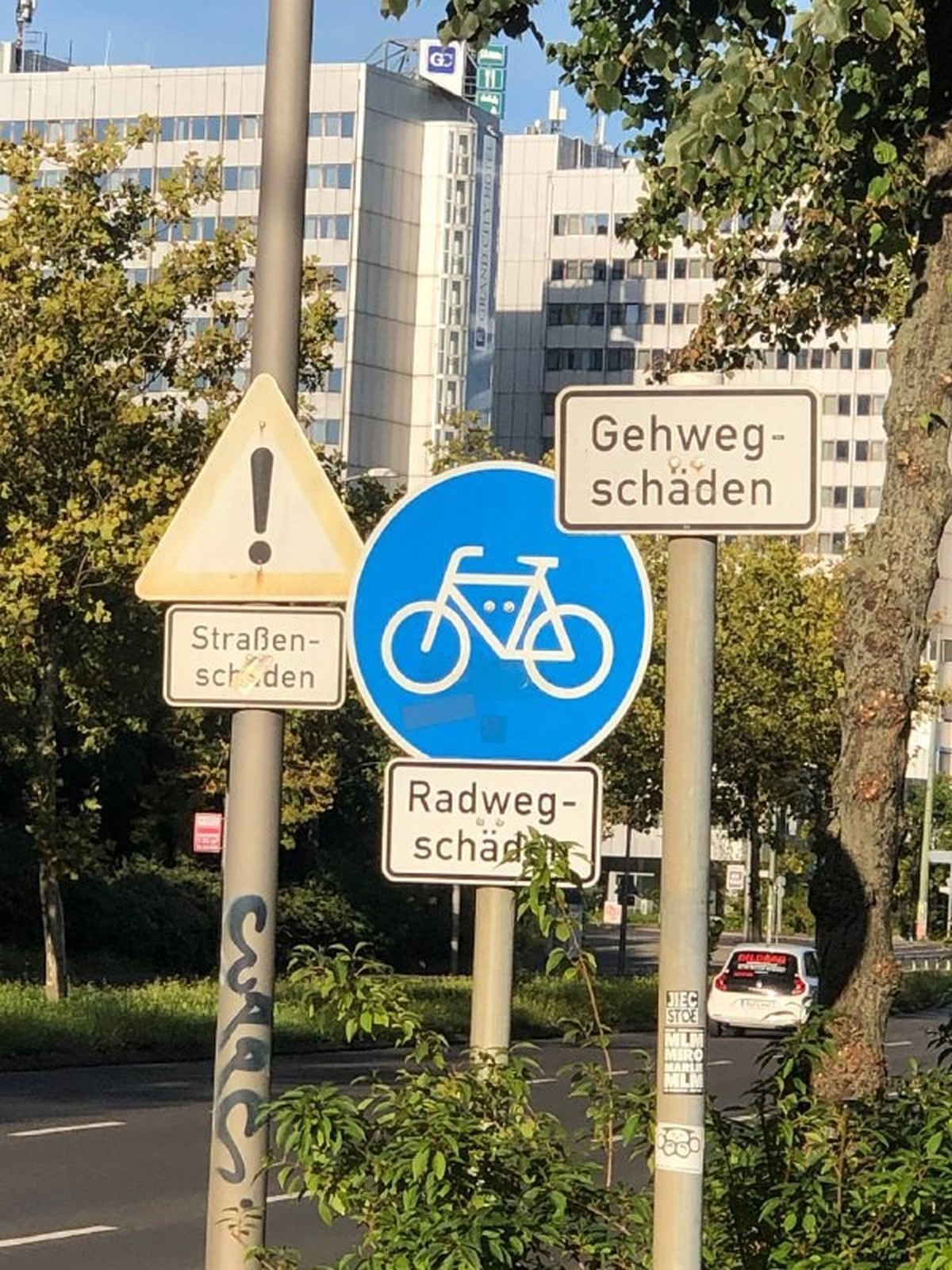 Deutscher Humor: Schilder mit Schäden