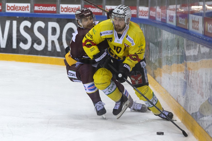 Geneve-Servette&#039;s defender Roger Karrer, left, vies for the puck with Bern