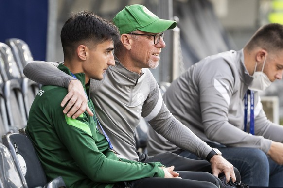 epa09418145 Ferencvaros&#039; head coach Peter Stoeger hugs his player Zeljko Gavric prior to a training session ahead of the UEFA Champions League Play-off first leg soccer match between BSC Young Bo ...