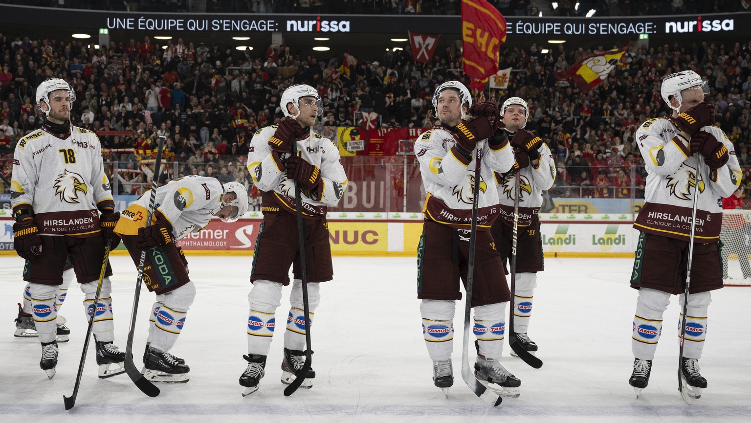 Genfs Spieler sind enttaeuscht im zweiten Eishockey Play In Spiel der National League zwischen dem EHC Biel und Genf Servette HC, am Samstag, 9. Maerz 2024, in der Tissot Arena in Biel. (KEYSTONE/Pete ...