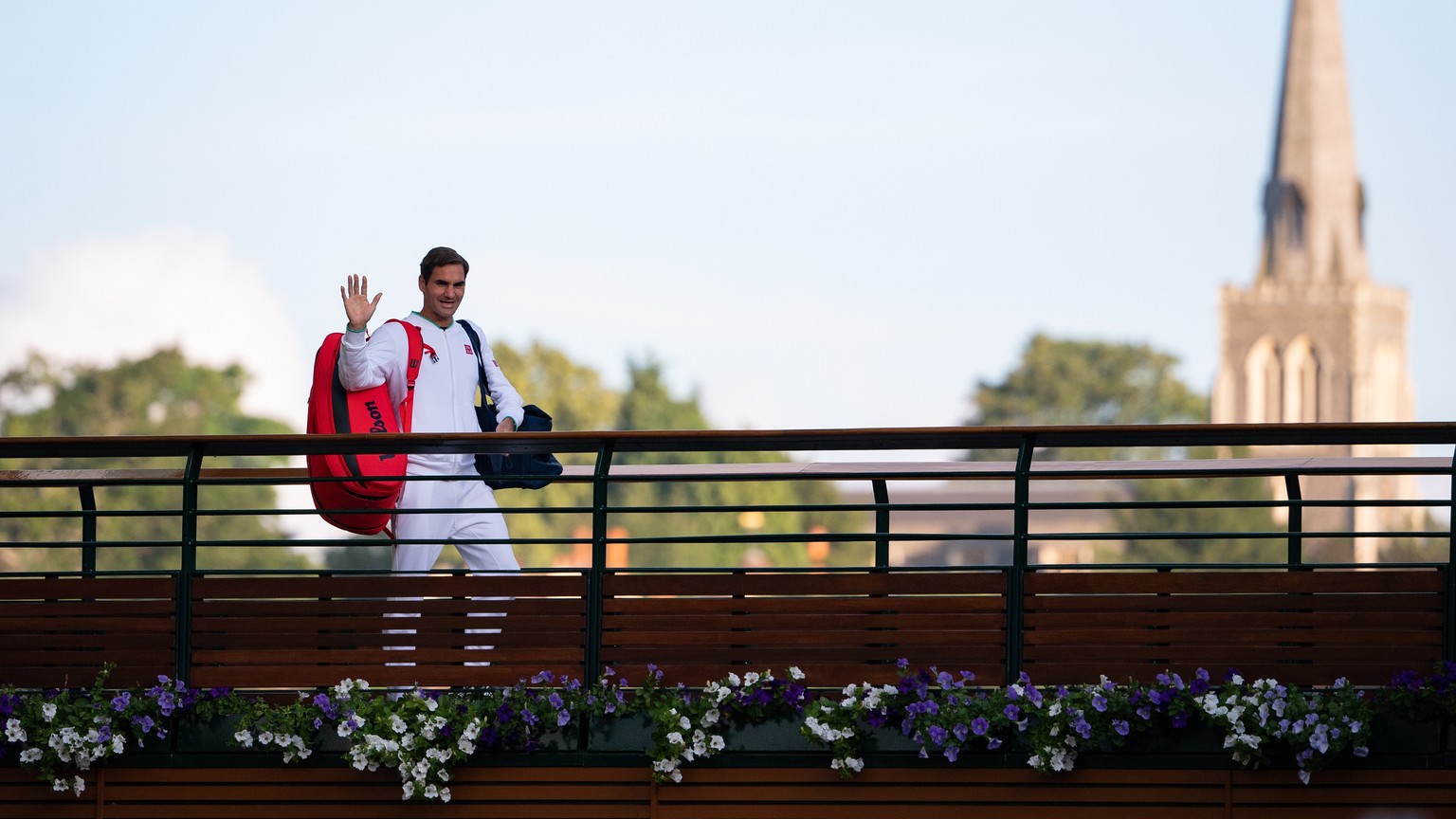 epa09330023 Roger Federer of Switzerland walks across the players bridge at The All England Lawn Tennis Club, Wimbledon, Britain, 07 July 2021. EPA/AELTC / Ben Solomon / POOL EDITORIAL USE ONLY EDITOR ...