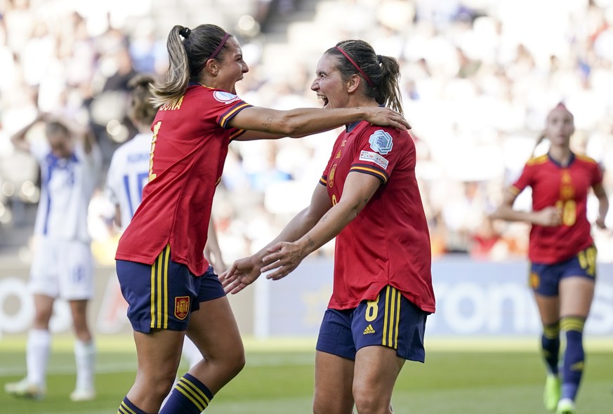 epa10060097 Mariona Caldentey (C) of Spain celebrates with teammates after scoring the 4-1 lead during the Group B match of the UEFA Women&#039;s EURO 2022 between Spain and Finland in Milton Keynes,  ...