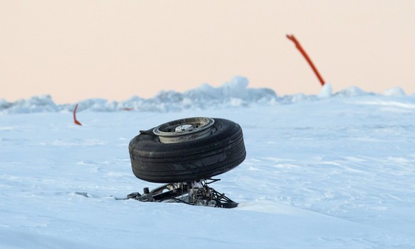 Mehrere Teile des Flugzeugs lagen verstreut rund um die Maschine.