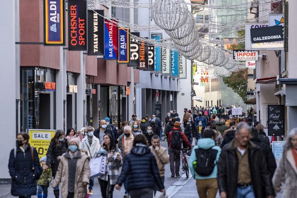 Die Menschen sind in der Altstadt von Luzern unterwegs um die letzten Weihnachtseinkaeufe zu erledigen, am Donnerstag, 24. Dezember 2020 in Luzern. Die Geschaefte in der Stadt Luzern duerfen am 24. De ...