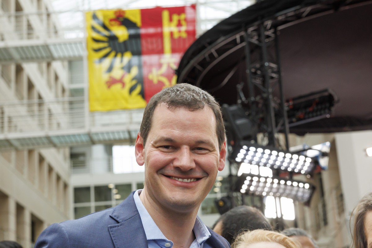 Le candidat Libertes et Justice sociale au Conseil d'Etat Pierre Maudet arrive a Uni Mail lieu de depouillement centralise pour l'election du Grand Conseil et du premier tour de l'elect ...