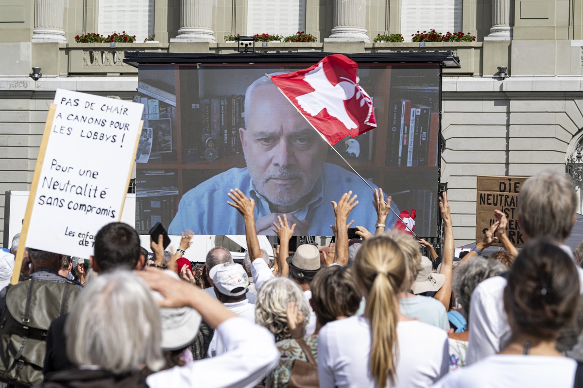 Jacques Baud, ehmaliger Oberst im Generalstab, spricht via Screen an einer Kundgebung zur Neutralitaet und Frieden, am Samstag, 29. August 2026, in Bern. Die Schweizer Stimmbevoelkerung hat Ende Septe ...