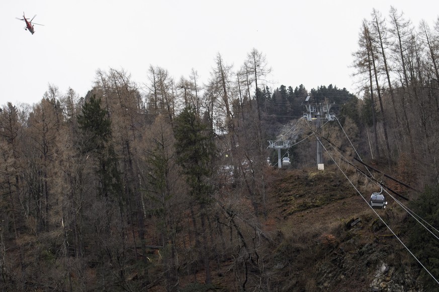 Blick auf die Pizolbahn, am Mittwoch, 3. Januar 2018, in Bad Ragaz. Die Leitungen der Bahn wurden von umgestuerzten Baeumen getroffen. Mehrere Menschen mussten aus den Gondeln evakuiert werden. (KEYST ...