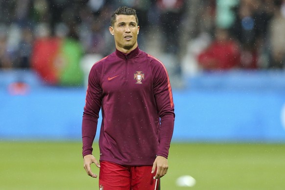 epa05365135 Portugal&#039;s Cristiano Ronaldo warms up prior to the UEFA EURO 2016 group F preliminary round match between Portugal and Iceland at Stade Geoffroy Guichard in Saint-Etienne, France, 14  ...