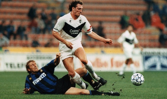 Christian Colombo vom FC Lugano setzt sich gegen einen Spieler von Inter Mailand im UEFA-Cupspiel vom 26. September 1995 in Mailand durch. Die Luganesi gewinnen das Spiel 1-0. (KEYSTONE/Str)