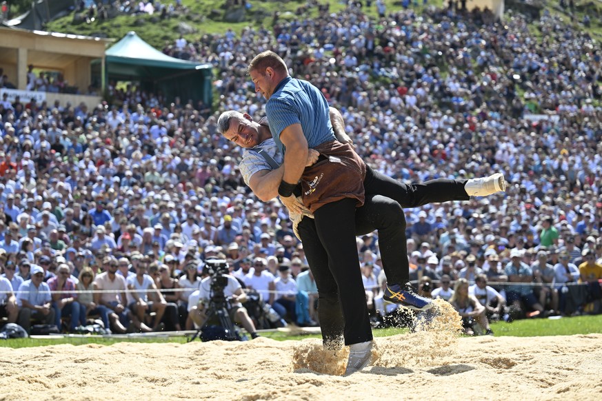 Der Thurgauer Samuel Giger, links, gewinnt gegen den Glarner Roger Rychen, im dritten Gang beim traditionellen Schwaegalp Schwinget, am Sonntag, 14. August 2022, auf der Schwaegalp in Urnaesch. (KEYST ...