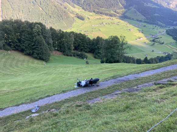 Ein 53-jähriger Motorradfahrer ist nach der Kollision mit einem Auto am 14.08.2023 in Linthal GL seinen Verletzungen erlegen.