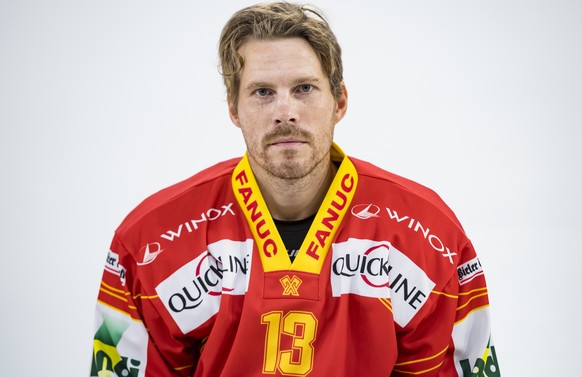 Anssi Salmela le joueur de hockey du EHC Biel-Bienne pose pour le photographe ce mercredi 15 aout 2018 a Bienne. (KEYSTONE/Jean-Christophe Bott)