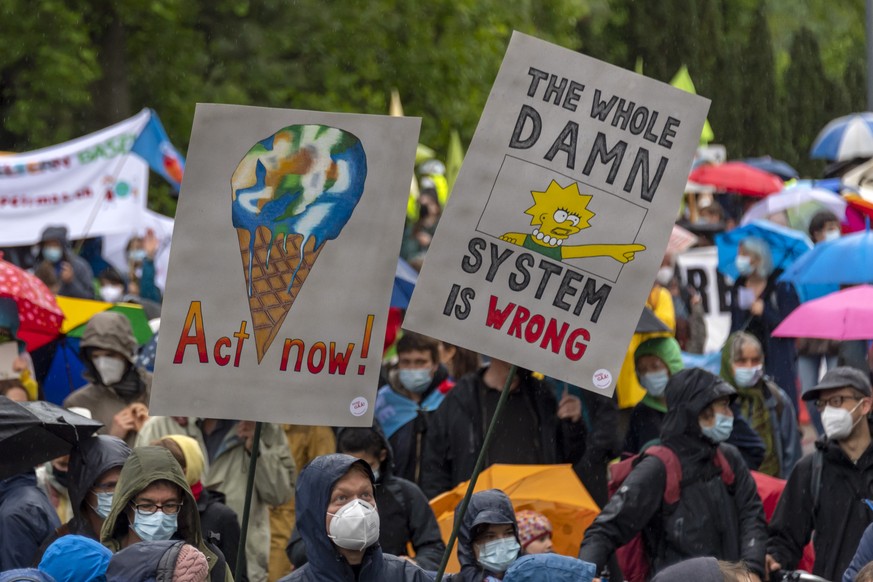 Unter dem Motto Strike for Future setzen sich Demonstranten fuer eine klimagerechte Zukunft ein, in Basel, am Freitag, 21. Mai 2021. (KEYSTONE/Georgios Kefalas)