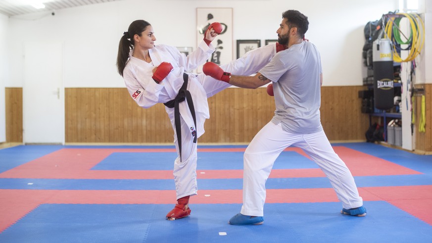 Die Schweizer Karateka Elena Quirici uebt mit ihrem Freund Raoul, rechts, Schlagfolgen ein, waehrend ihrem Training fuer die Olypmischen Spiele in Tokyo im Fitnesscenter in Windisch, aufgenommen am Fr ...