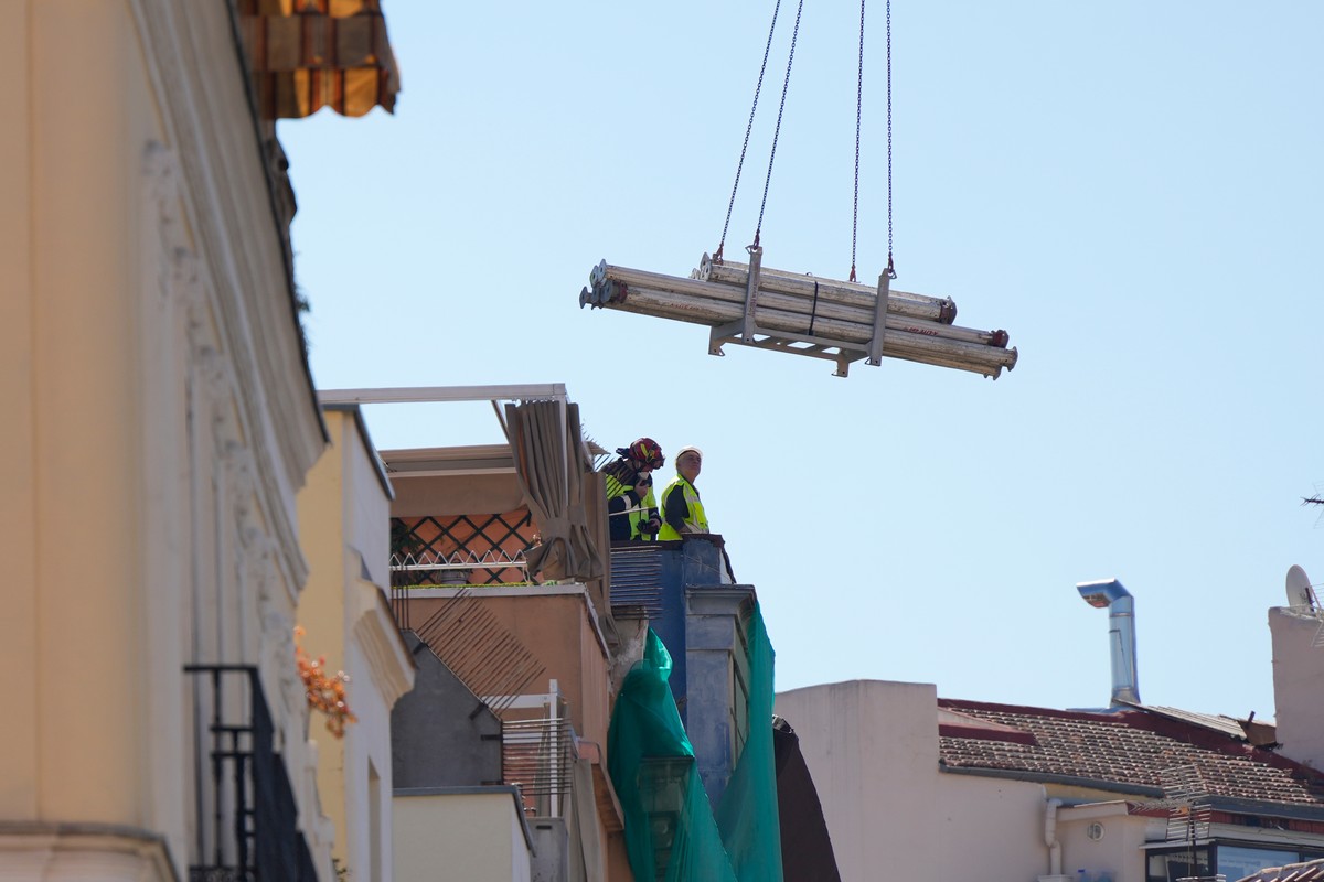 Rescue workers stand on the roof at the scene of a building collapse in Madrid, Spain, on Tuesday, Oct. 7, 2025. (AP Photo/Manu Fernandez)
Spain-Building-Collapse