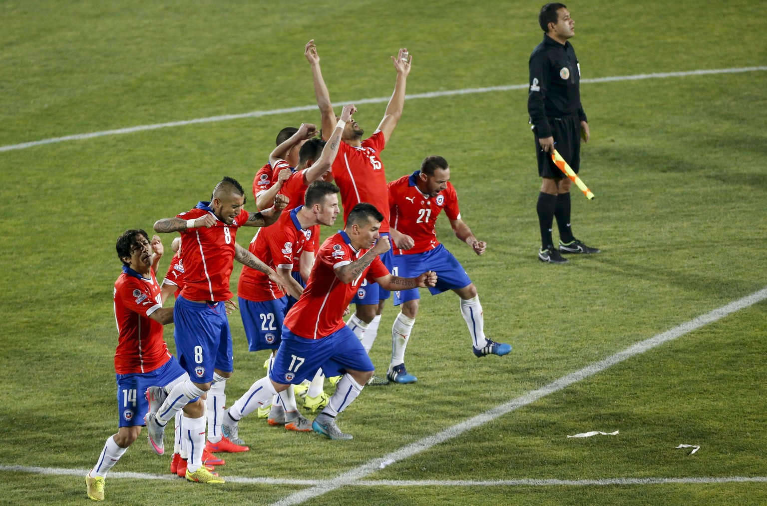 In dieser Sekunde ist es soweit: Nach 105 Jahren Länderspielgeschichte holt Chile endlich den ersten richtigen Titel.