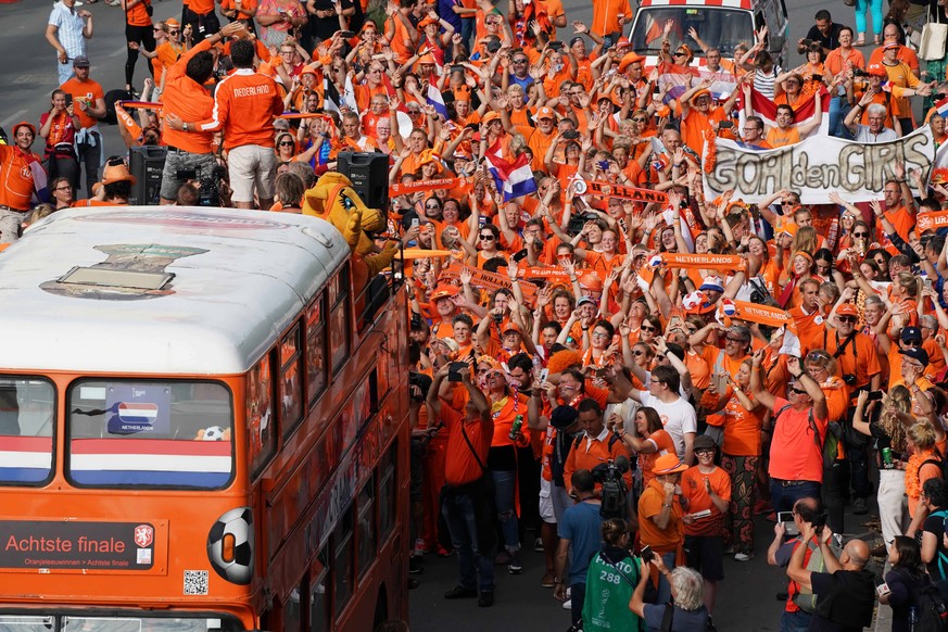 epa07673150 Supporters of Netherlands arrive to the stadium during the round of 16 match between Netherlands and Japan at the FIFA Women&#039;s World Cup 2019 in Rennes, France, 25 June 2019. EPA/EDDY ...