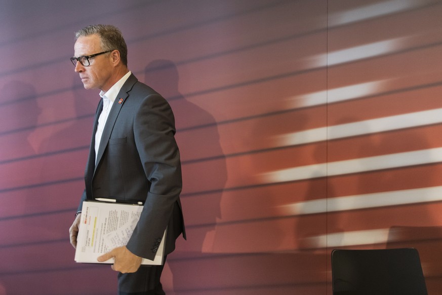 Andreas Meyer, CEO SBB verlaesst das Podium am Ende einer Medienkonferenz, am Mittwoch, 4. September 2019 in Bern. Andreas Meyer kuendigte seinen Ruecktritt an. (KEYSTONE/Peter Klaunzer)