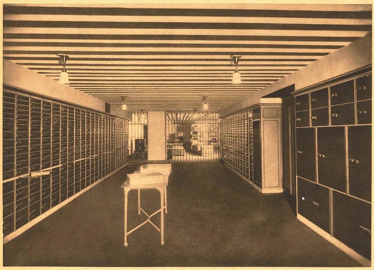 Blick in den Tresorraum der Wertheim Bank an der Leipziger Strasse, 1902/1920.
https://g.co/arts/m7uPDXm7CXYJePja8