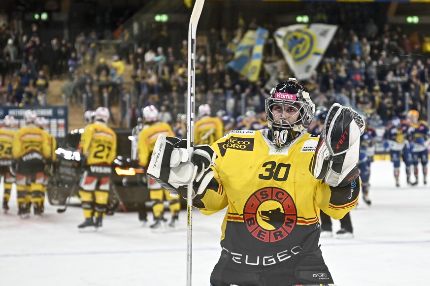 Der Berner Goalie Philip Wuethrich ausgezeichnet als bester Spieler jubelt nach dem 2:3 gewonnenem Spiel in der Verlaengerung, im Eishockey-Qualifikationsspiel der National League zwischen dem HC Davo ...