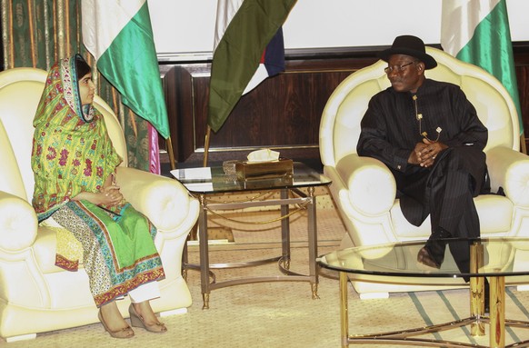 epa04315754 Pakistani human rights activist Malala Yousafzai (L) talks with Nigerian president Goodluck Jonathan at the presidential villa in Abuja, Nigeria, 14 July 2014. Pakistani rights activist Ma ...