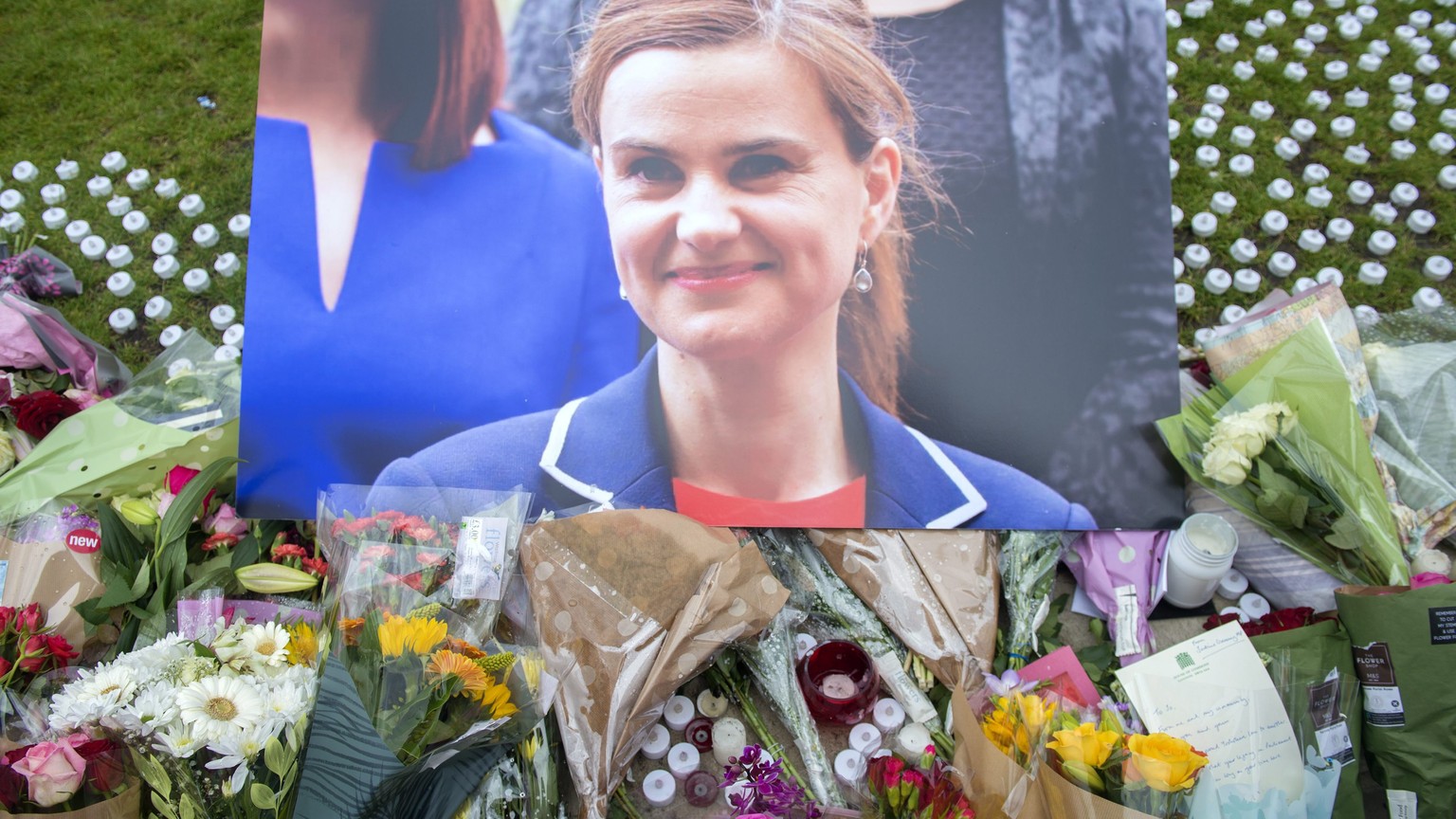 Blumen für die ermordete Abgeordnete Cox am Tatort: Täter des Mordes angeklagt.&nbsp;