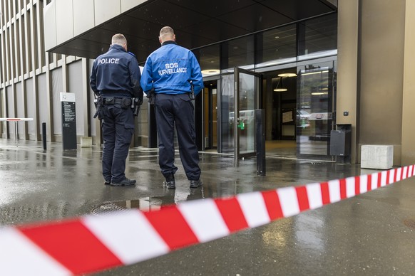 epa12946906 A police officer and a security guard stand during the public prosecutor hearing of the canton of Valais, following the deadly fire at 'Le Constellation' in Sion, Switzerland, 11 ...