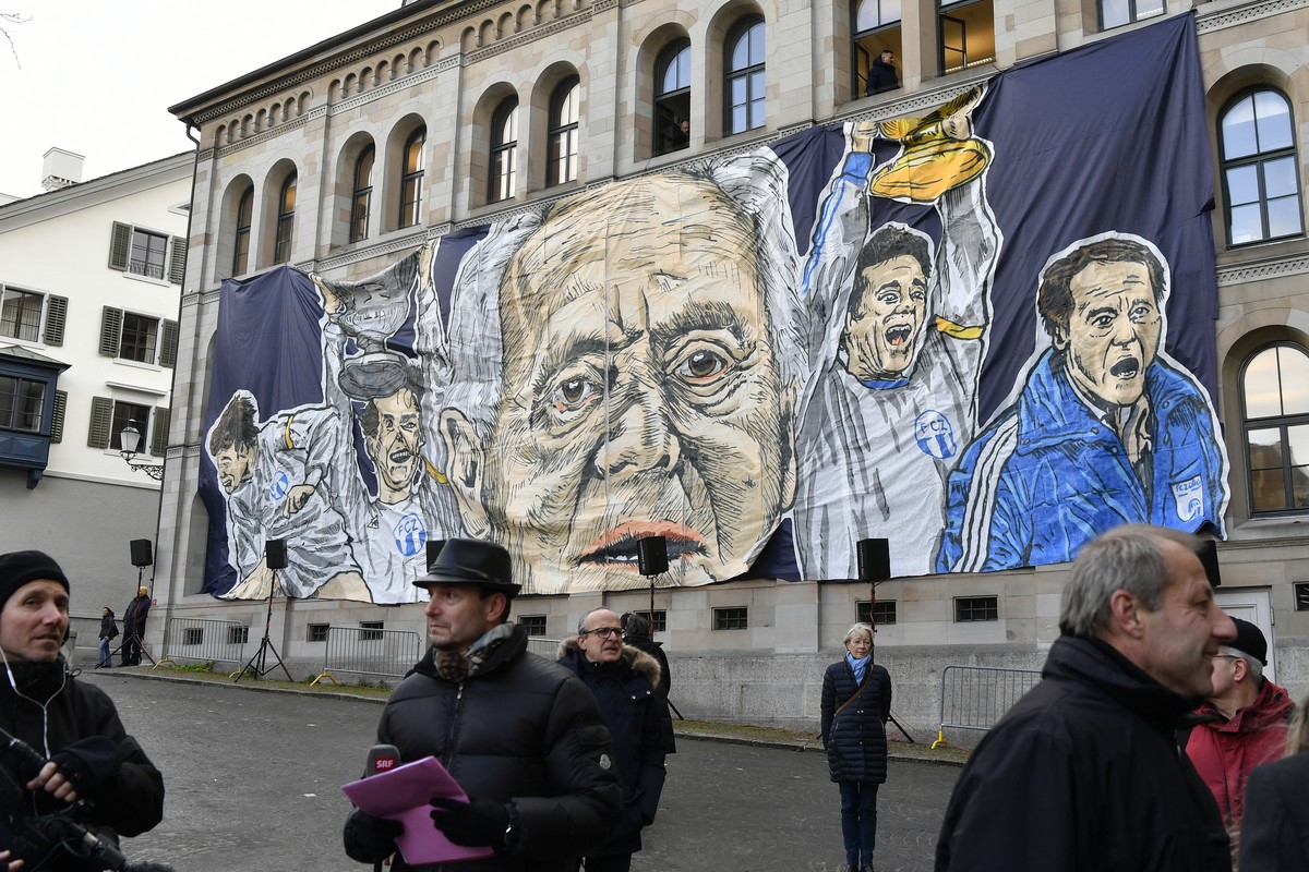 Choreo der FCZ Fans an der Kirche bei der oeffentlichen Gedenkfeier fuer Fussball-Legende Koebi Kuhn im Zuercher Grossmuenster am Freitag, 13. Dezember 2019. (KEYSTONE/Walter Bieri)
