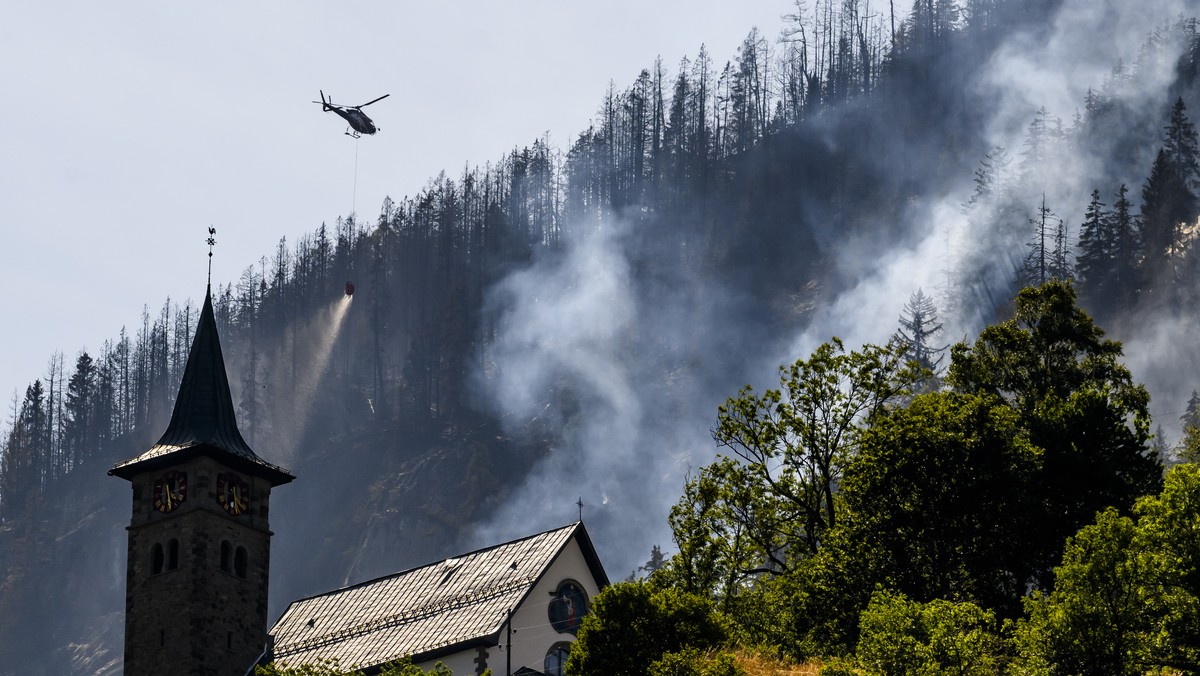 Un helicoptere de la compagnie Air Zermatt, verse de l'eau pour eteindre les foyers dans la foret au-dessus des communes de Bitsch et Ried-Moerel le jeudi 20 juillet 2023 depuis Moerel Filet. Six ...