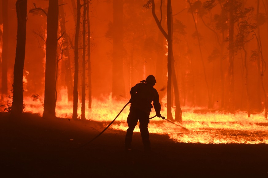 epaselect epa08007742 RFS volunteers and NSW Fire and Rescue officers protect the Colo Heights Public School from being impacted by the Gospers Mountain fire near Colo Heights south west of Sydney, Au ...