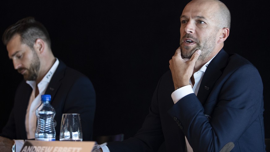 Raeto Raffainer, Chief Sport Officer, links, und Andrew Ebbett, General Manager, sprechen an der Vorsaison Medienkonferenz des SC Bern, am Montag, 30. August 2021, in Bern. (KEYSTONE/Peter Schneider)