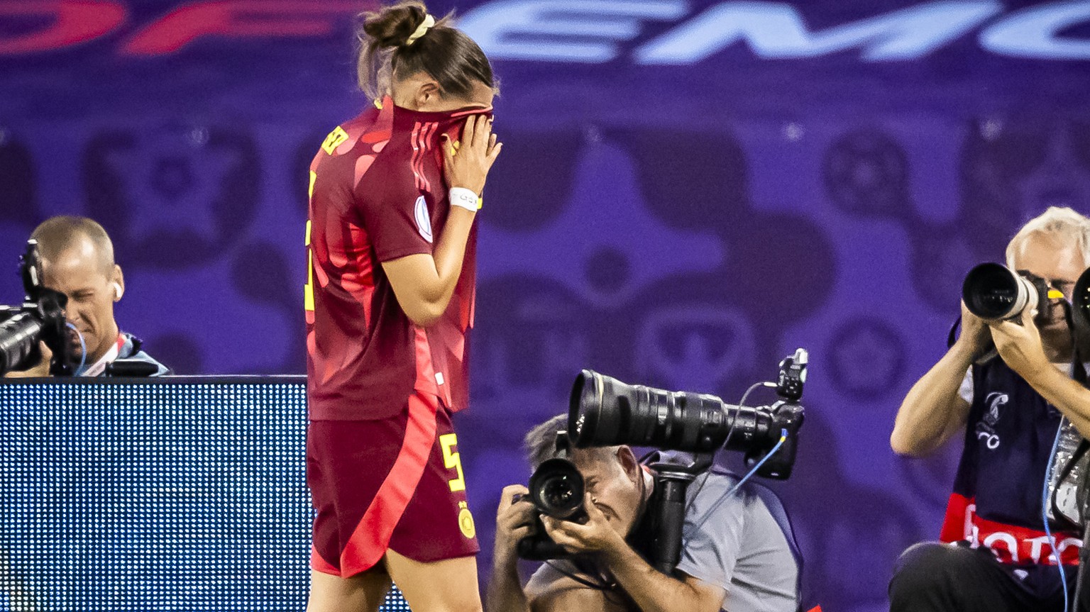 Germany&#039;s Carlotta Wamser leaves the pith after receiving a red card during the UEFA Women&#039;s EURO 2025 Group C soccer match between Sweden and Germany at the Letzigrund stadium in Zurich, Sw ...